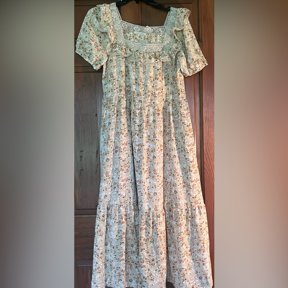 Floral Print Maxi Dress Brand New Size Small. Has Pockets!
